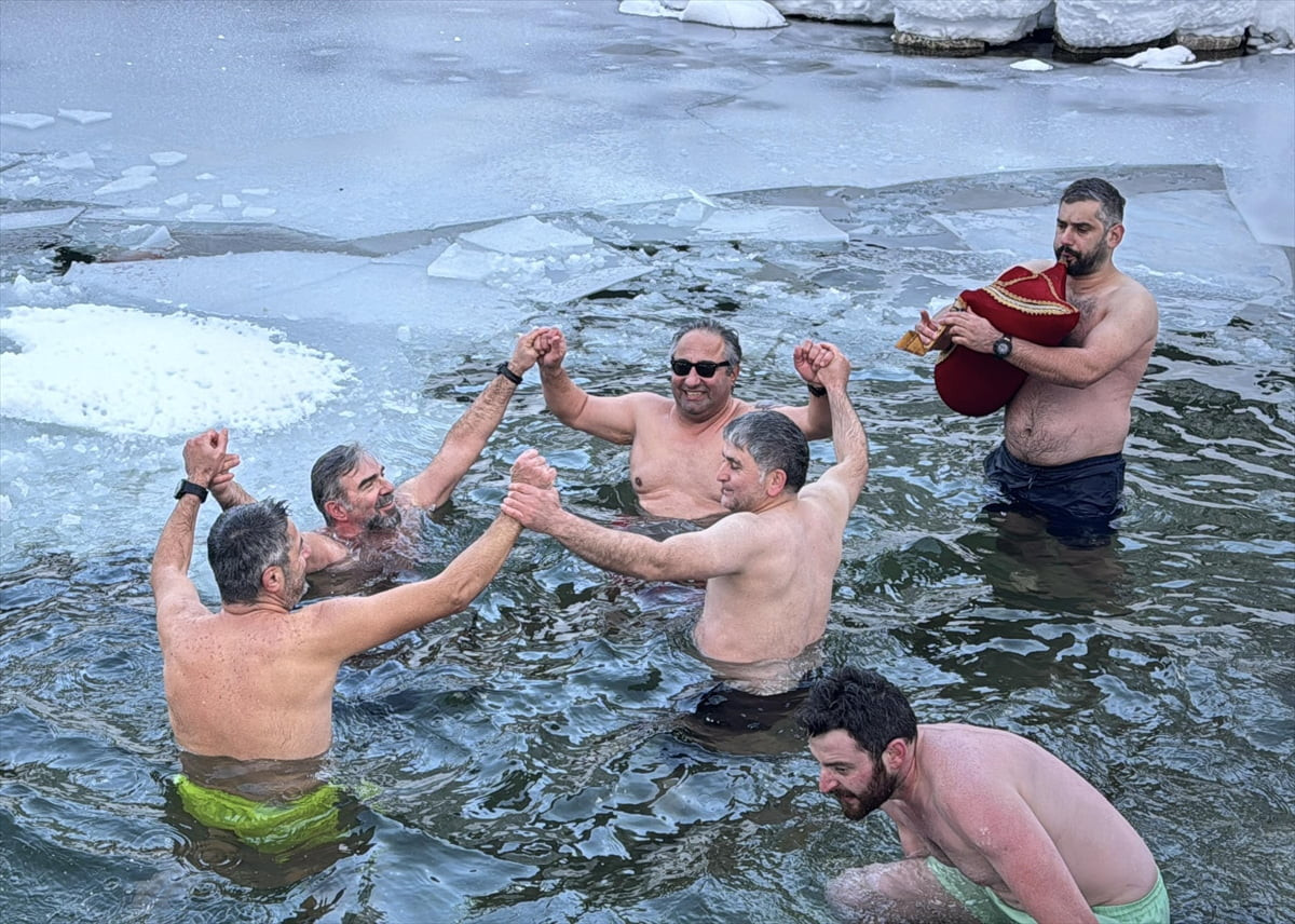 Rize'de, Kaçkar Dağları Milli Parkı içerisindeki gölde "10. Kış Yüzme Şenliği" düzenlendi. Şenlik...