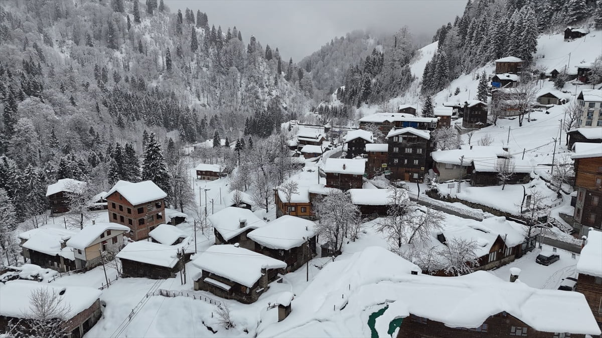 Rize'de kar yağışı ve soğuk hava etkisini sürdürüyor. Çamlıhemşin ilçesine bağlı Doğu Karadeniz...