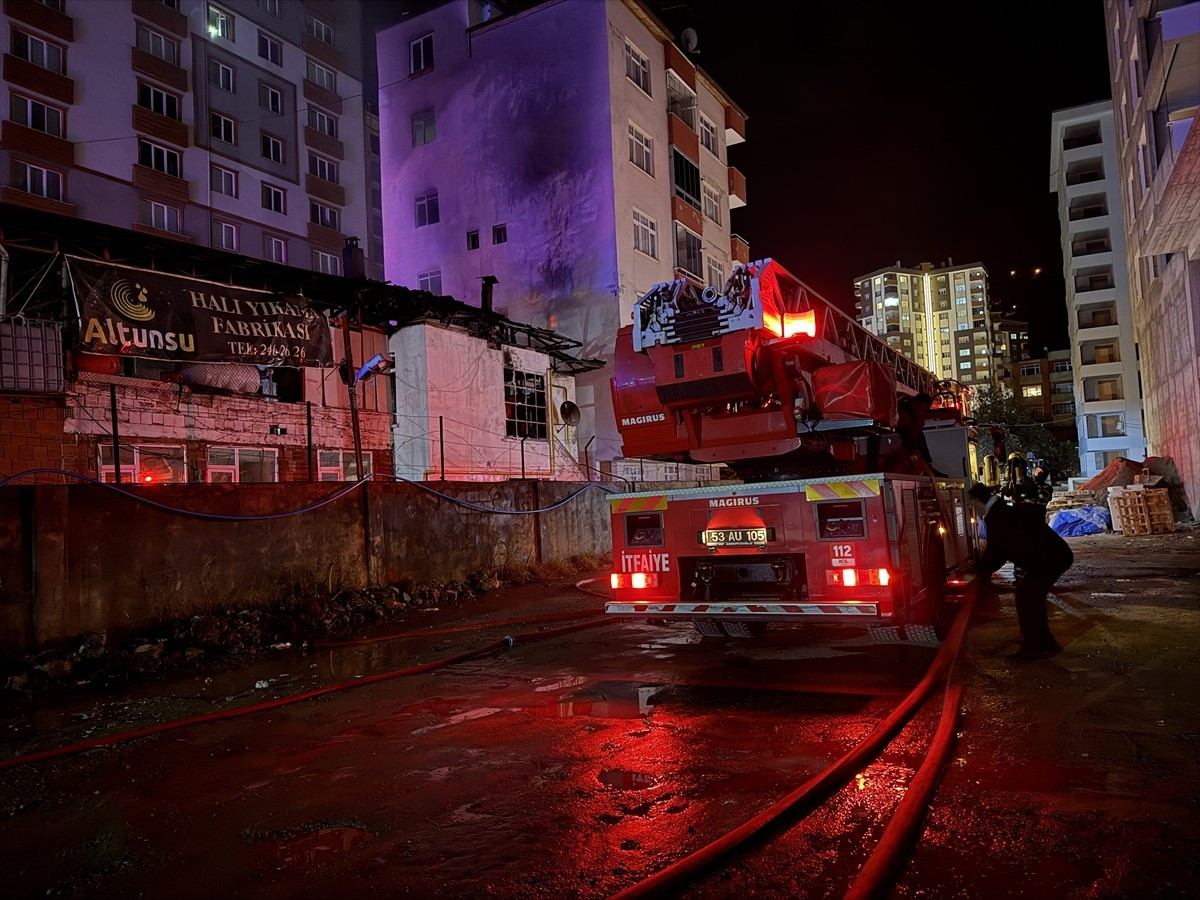 Rize'de müstakil evde çıkan yangın itfaiye ekiplerince söndürüldü.