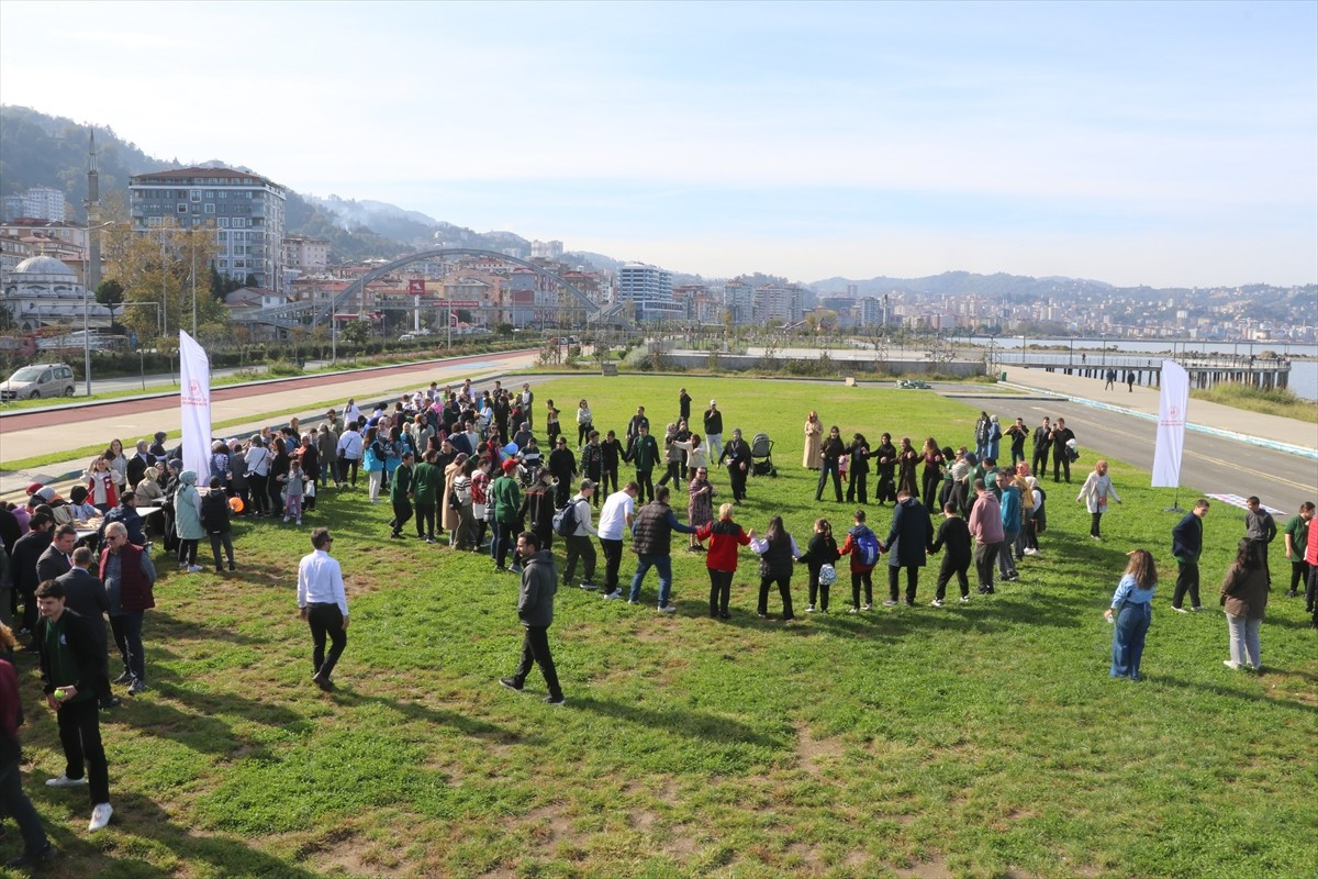 Rize'de, "engelsiz uç" sloganıyla "Geleneksel Uçurtma Şenliği" organize edildi. Rize Gençlik...