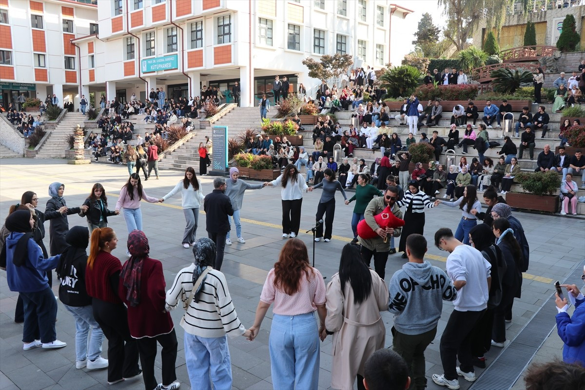 Rize'de Recep Tayyip Erdoğan Üniversitesi öğrencileri, "Vize Öncesi Tulumlar Çalsın Öğrenciler...