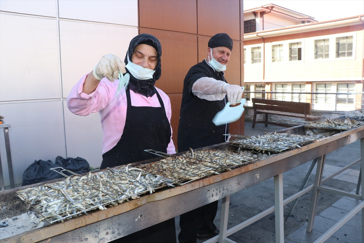 Rize'de, Recep Tayyip Erdoğan Üniversitesince düzenlenen geleneksel şenlikte yaklaşık 1 ton hamsi...