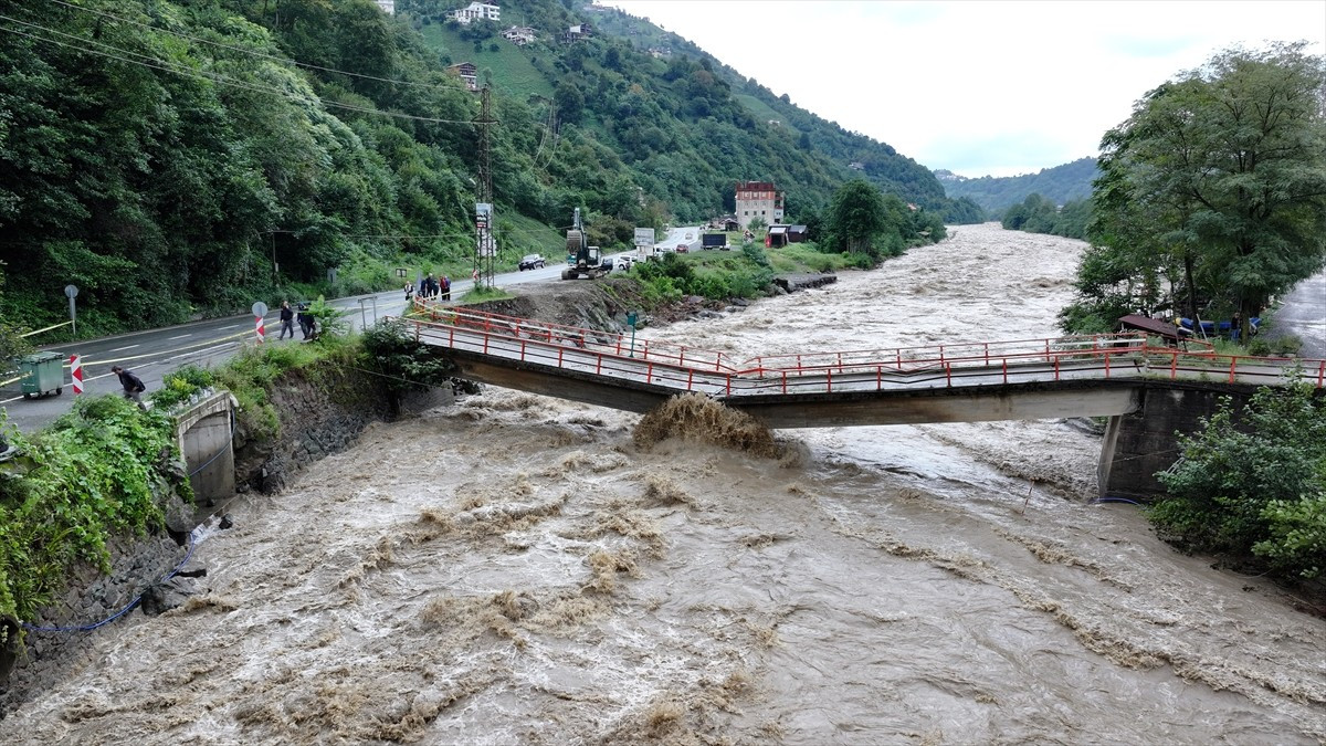 Rize'de sağanak nedeniyle derelerin su seviyeleri yükseldi, heyelanlar meydana geldi....