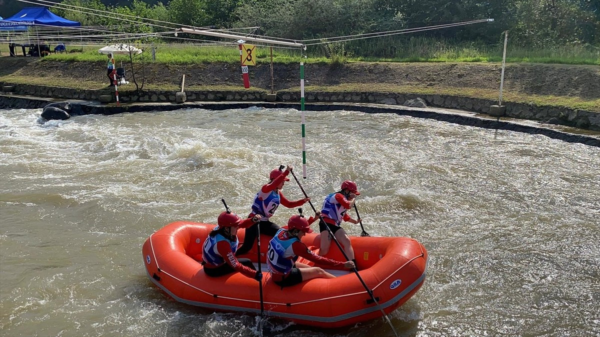 Rize'nin Ardeşen ilçesinde düzenlenen Rafting Avrupa Kupası'na ikinci gün mücadeleleriyle devam...