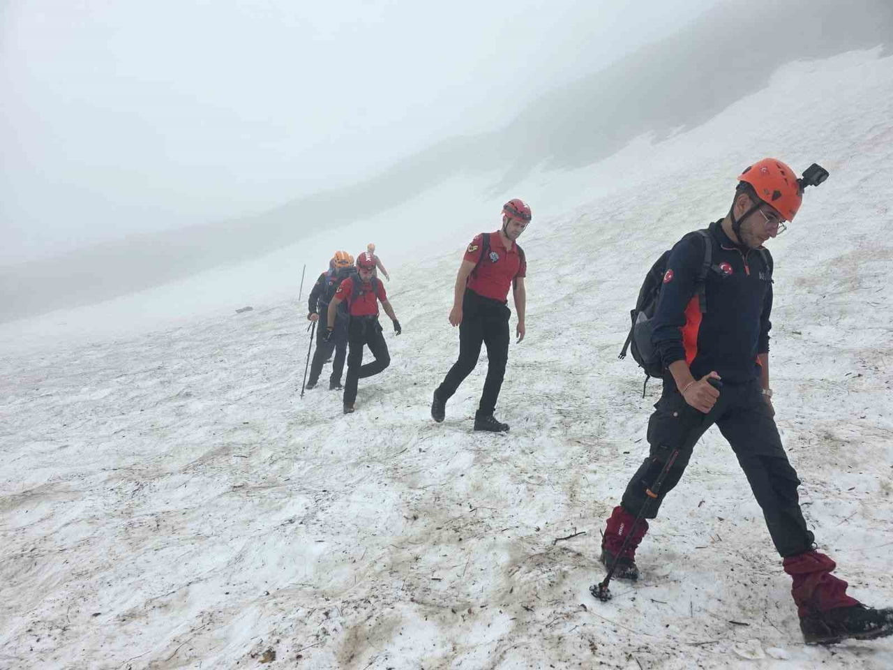 RİZE'NİN ÇAMLIHEMŞİN İLÇESİNDE DOĞA YÜRÜYÜŞÜ SIRASINDA YOLLARINI KAYBEDEREK MAHSUR KALAN 3 RUS...