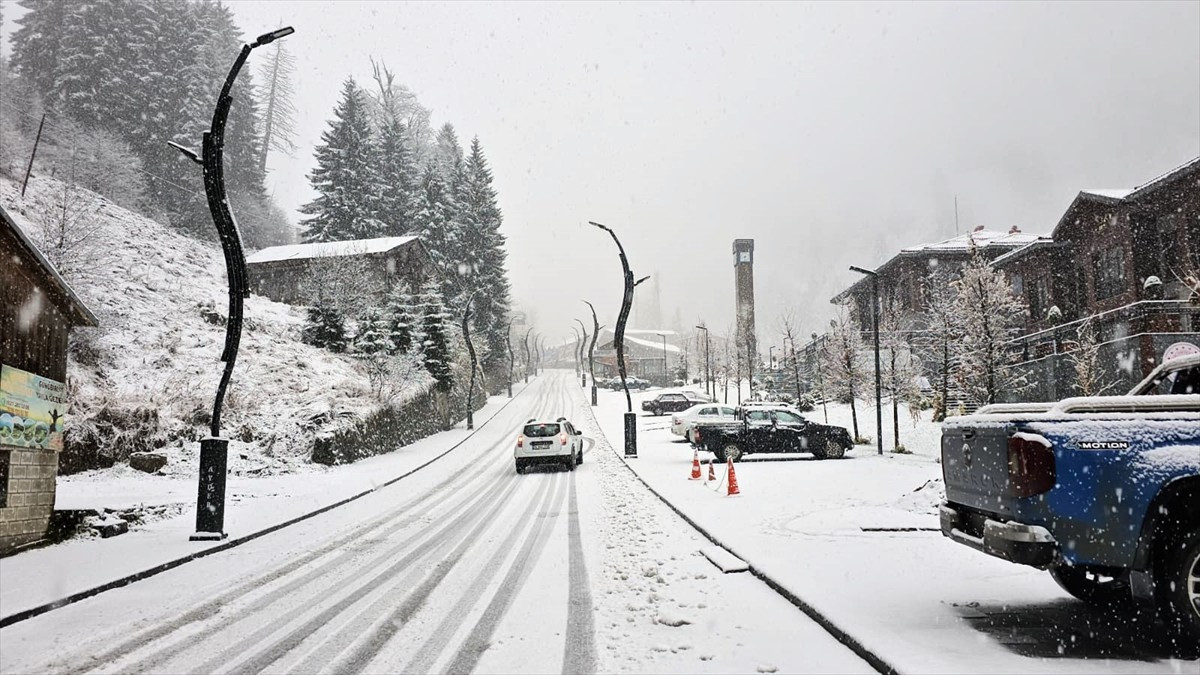 Rize'nin Çamlıhemşin ilçesine bağlı dünyaca ünlü Ayder Yaylası kar yağışının ardından beyaza...