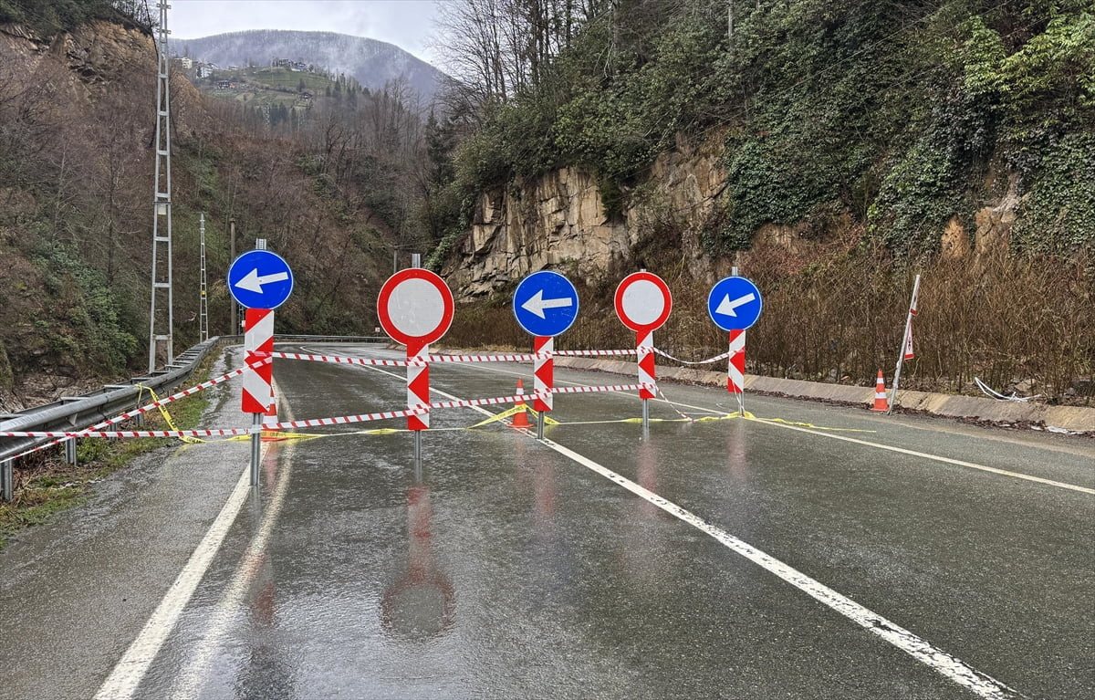 Rize'nin Çayeli ilçesinde heyelan nedeniyle ulaşıma kapanan köy yolunda temizlik çalışması...
