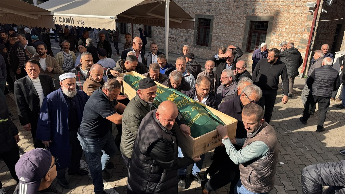 Rize'nin Çayeli ilçesinde serenderin yamaçtan devrilmesi sonucu hayatını kaybeden 2 kişiden 1'i...