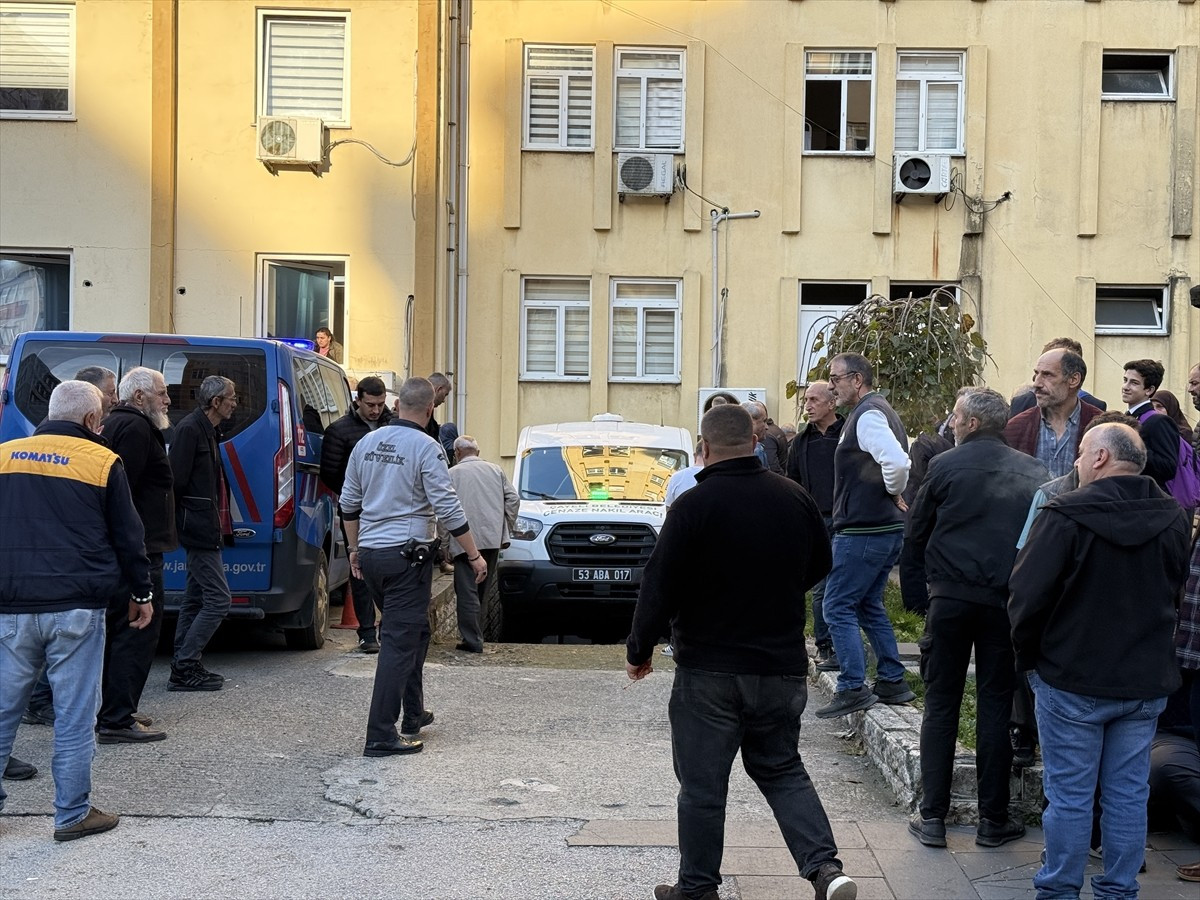 Rize'nin Çayeli ilçesinde yamaçtan devrilen serenderin altında kalan 2 kişi öldü, 1 kişi...