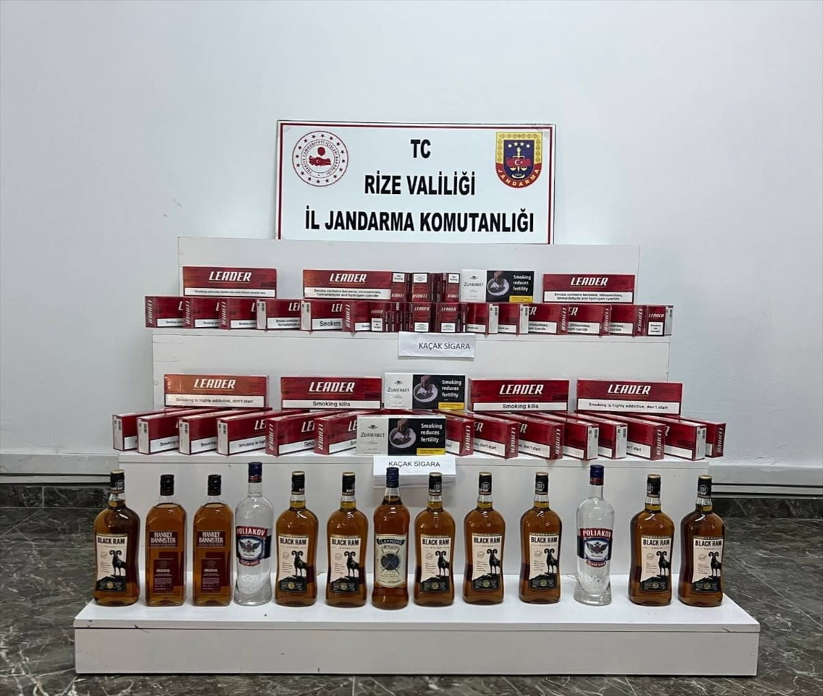 Rize'nin Fındıklı ilçesinde bir tırda bulunan 2 yabancı uyruklu kadının çantasında 400 paket...