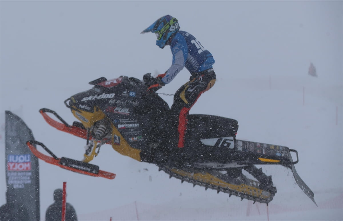 Rize'nin Güneysu ilçesinde düzenlenen "Yeşilay Dünya Kar Motosikleti Şampiyonası"nın Türkiye etabı...