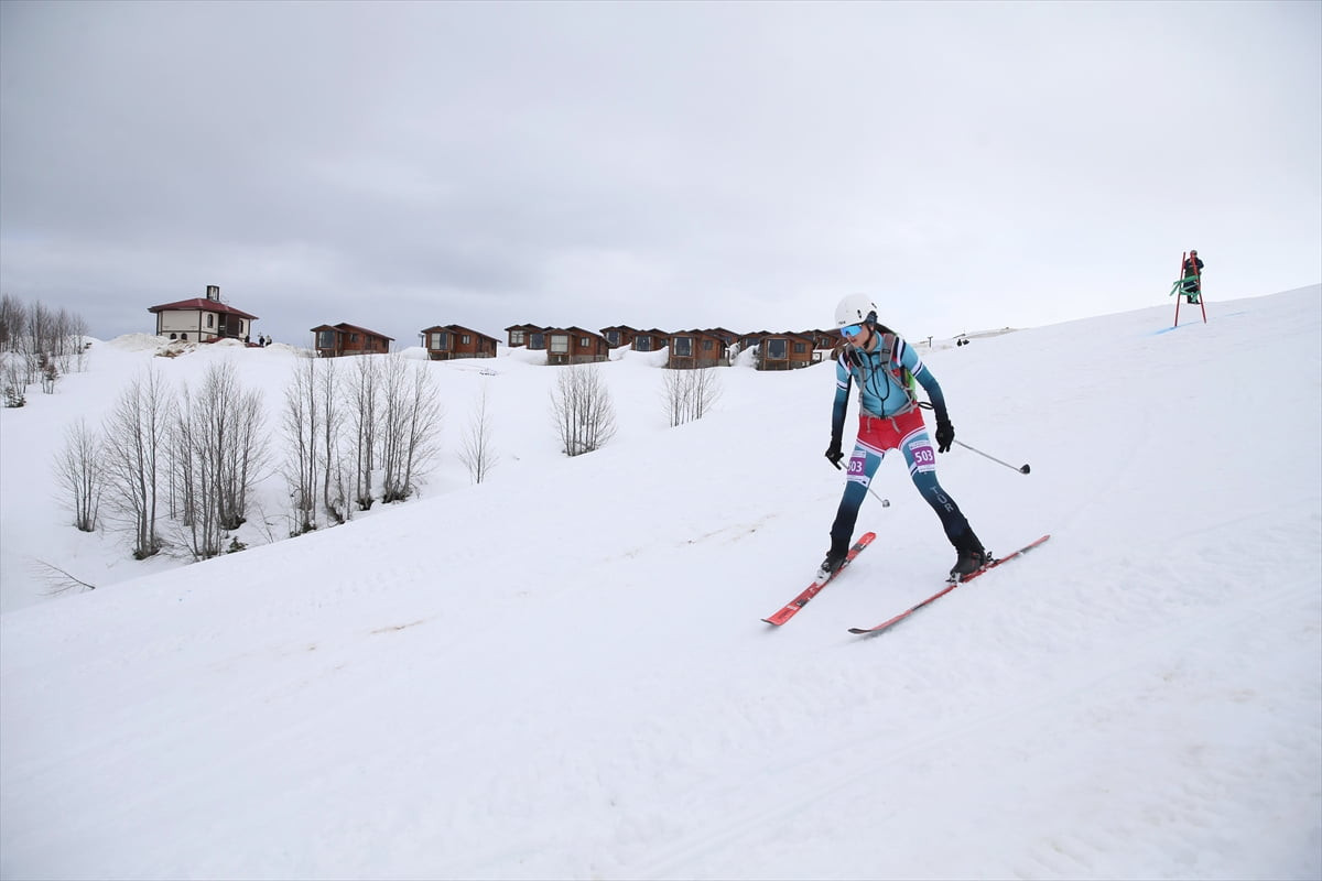 Rize'nin Güneysu ilçesinde düzenlenen Yeşilay Zirve Kupası Dağ Kayağı Türkiye Şampiyonası başladı....