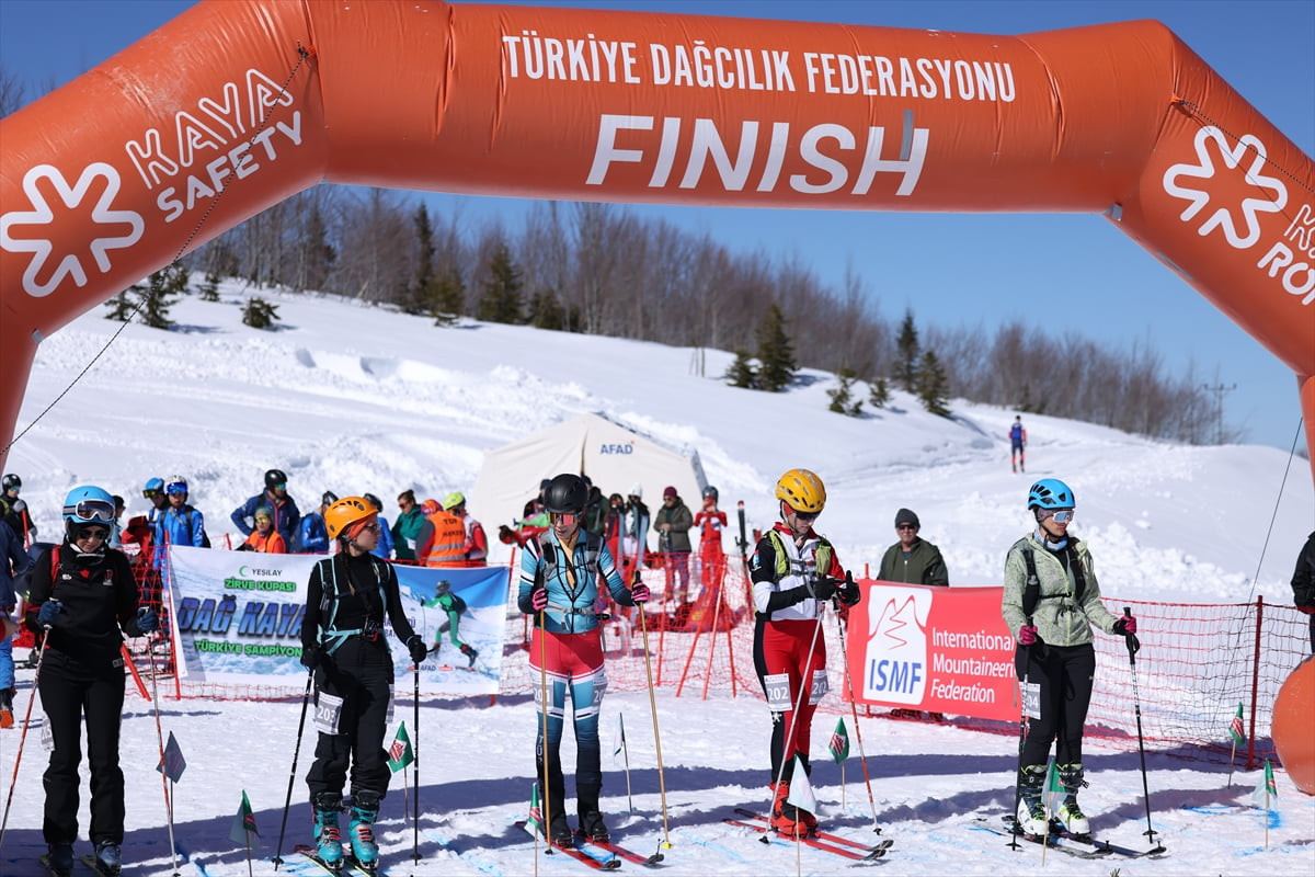 Rize'nin Güneysu ilçesinde düzenlenen Yeşilay Zirve Kupası Dağ Kayağı Türkiye Şampiyonası sona...