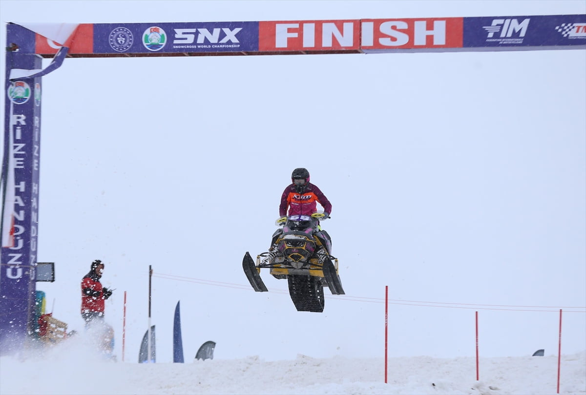 Rize'nin Güneysu ilçesinin ev sahipliği yaptığı Dünya Kar Motosikleti Şampiyonası SNX Türkiye...