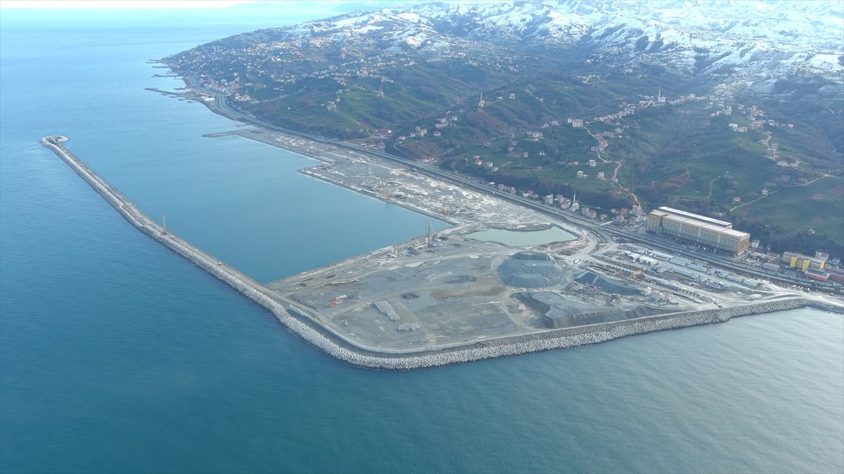 Rize'nin İyidere ilçesinde yapımı devam eden İyidere Lojistik Liman'ın üst yapısı ağustos ayında...