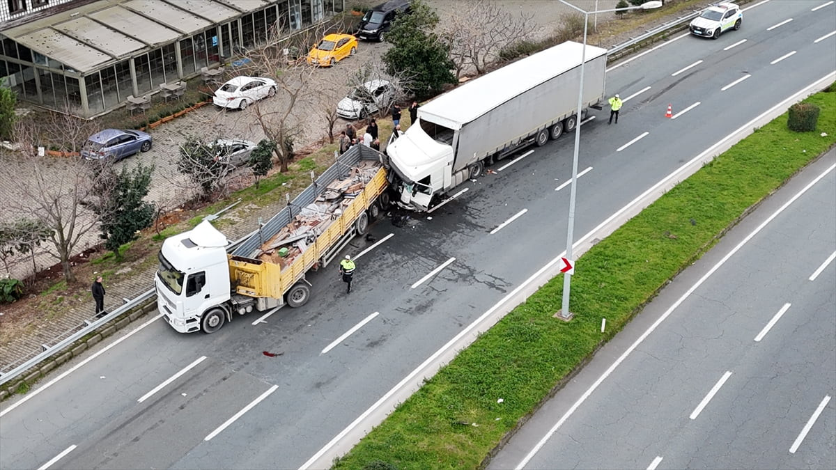 Rize'nin Pazar ilçesinde tırın arıza nedeniyle park halinde olan tıra çarptığı kazada 1'i ağır 4...