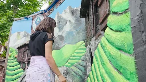 Rize'ye olan sevgisini duvarlarını güzelleştirerek gösteriyor
