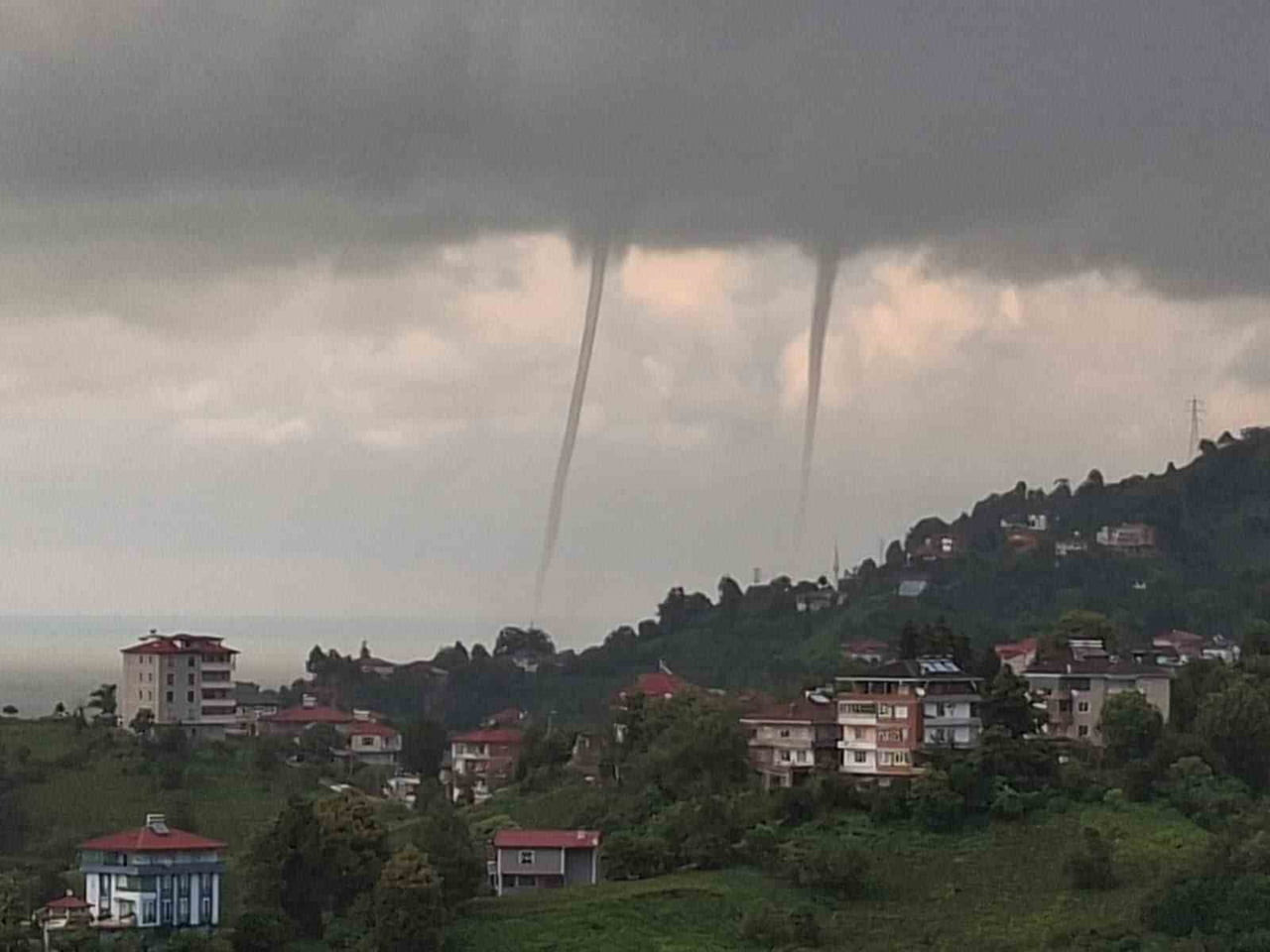 RİZE'Yİ ETKİSİ ALTINA ALAN ŞİDDETLİ SAĞANAK YAĞIŞIN ARDINDAN DENİZDE ÇIKAN HORTUM 3 İLÇEDEN...