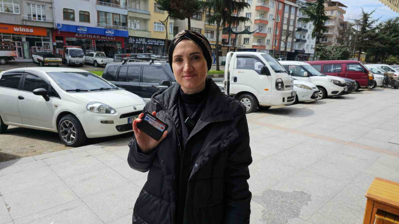 RİZE’DE ALIŞVERİŞ İÇİN DÜKKANA GİRDİĞİNDE, CÜZDANINI DÜŞÜRDÜĞÜNÜ FARK EDEN VE GELDİĞİ YOLDAN...