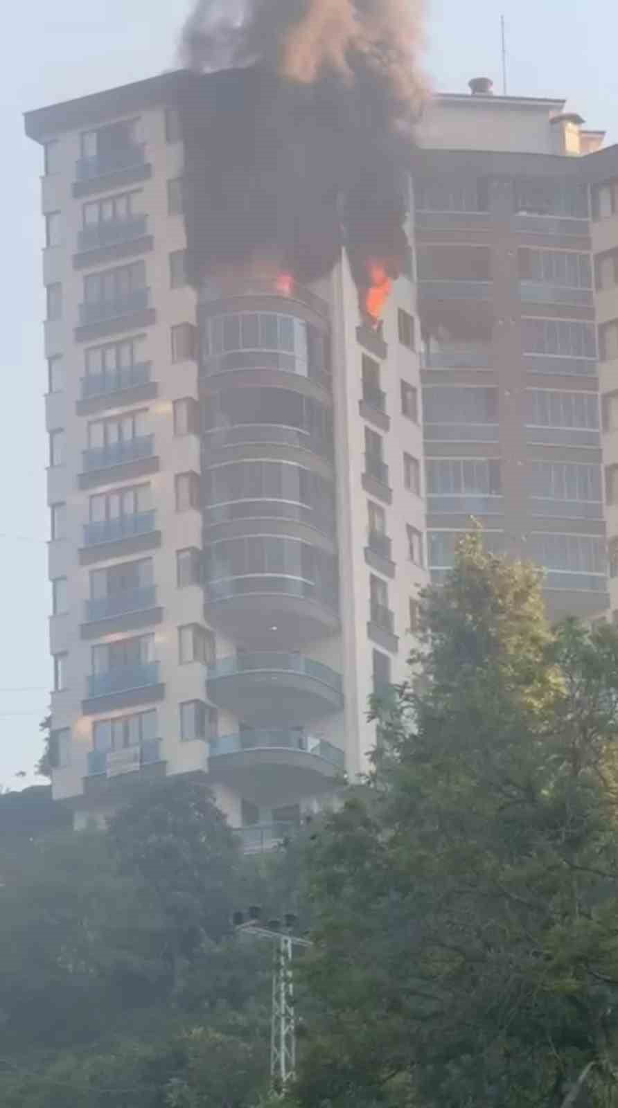 RİZE’DE BİR BİNANIN 7. KATINDAKİ ÇIKAN YANGINDA EV TAMAMEN KULLANILMAZ HALE GELDİ.