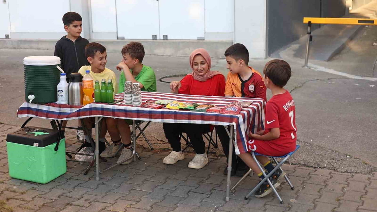 RİZE’DE BİR YANDAKİ SİTEDE LİMON SATAN ARKADAŞLARINI GÖREN APARTMAN ARKADAŞLARI YOL KENARINA...