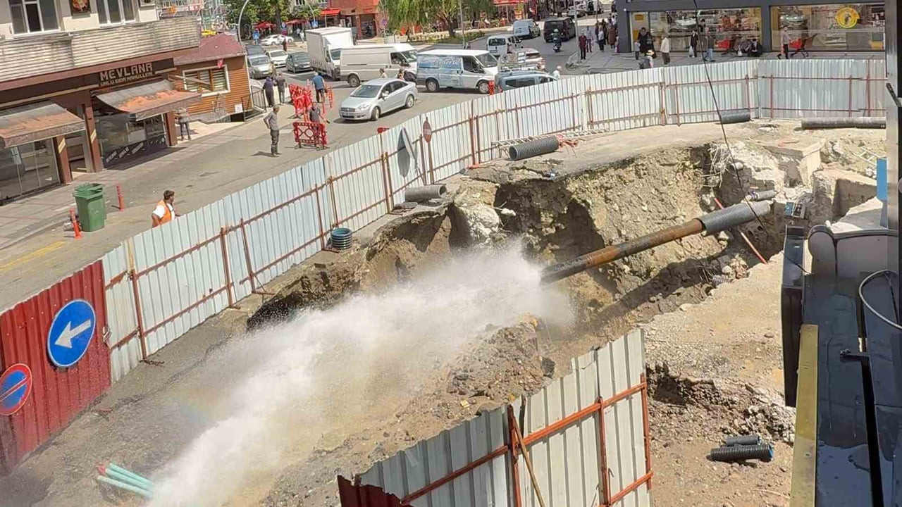 RİZE’DE DAHA ÖNCE YAVAŞ İŞLEYİŞ NEDENİYLE BİR TÜRLÜ TAMAMLANAMAYARAK ÇEVREYİ MAĞDUR ETMESİYLE...