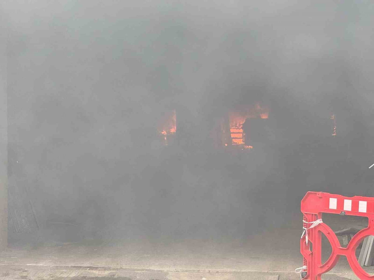 RİZE’DE İNŞAATTA ÇIKAN YANGIN İTFAİYE EKİPLERİNİN MÜDAHALESİ SONUCU KONTROL ALTINA ALINARAK...