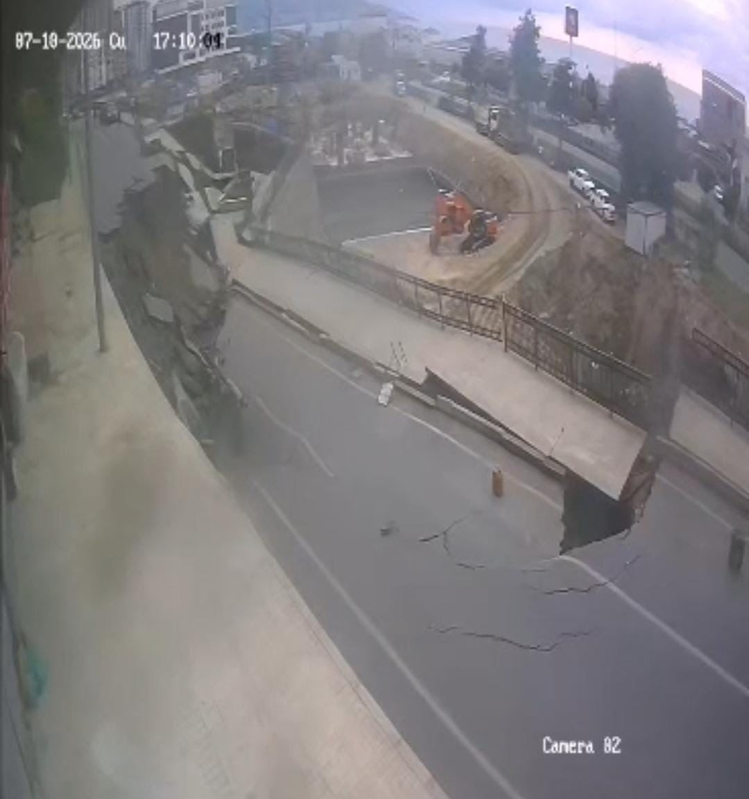 RİZE’DE MERKEZDE 2 BİNANIN TAHLİYESİNE SEBEP OLAN YOLUN ÇÖKME ANI GÜVENLİK KAMERASINA...