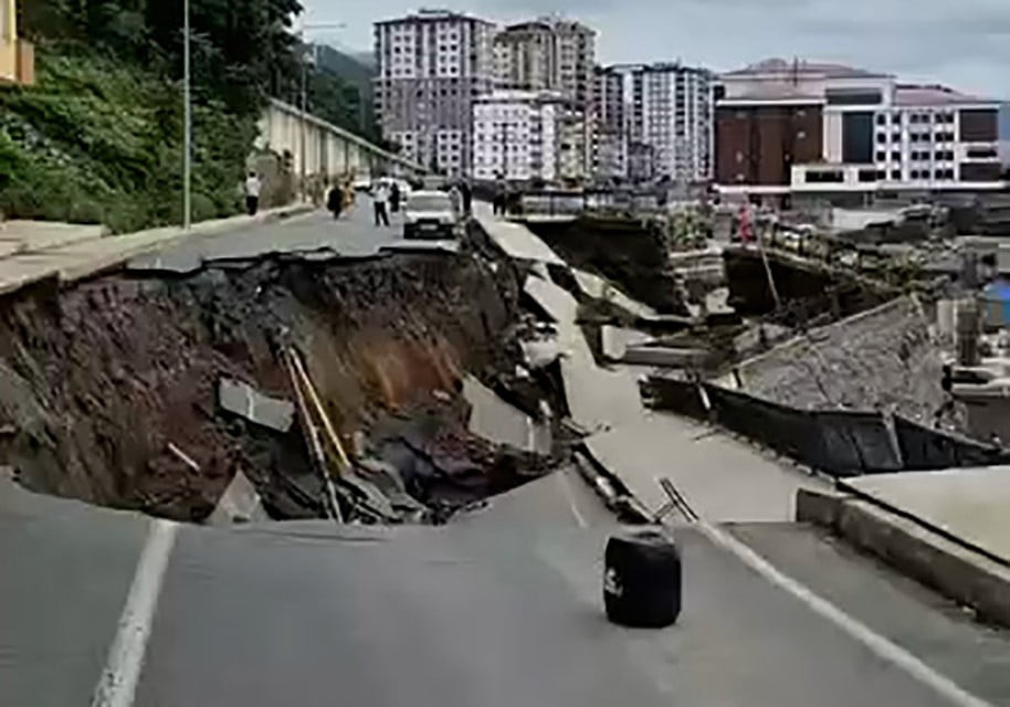 RİZE’DE MERKEZDE YOL ÇÖKMESİ SONUCU YOLUN ÜST KISMINDA BULUNAN 2 BİNA TAHLİYE EDİLDİ