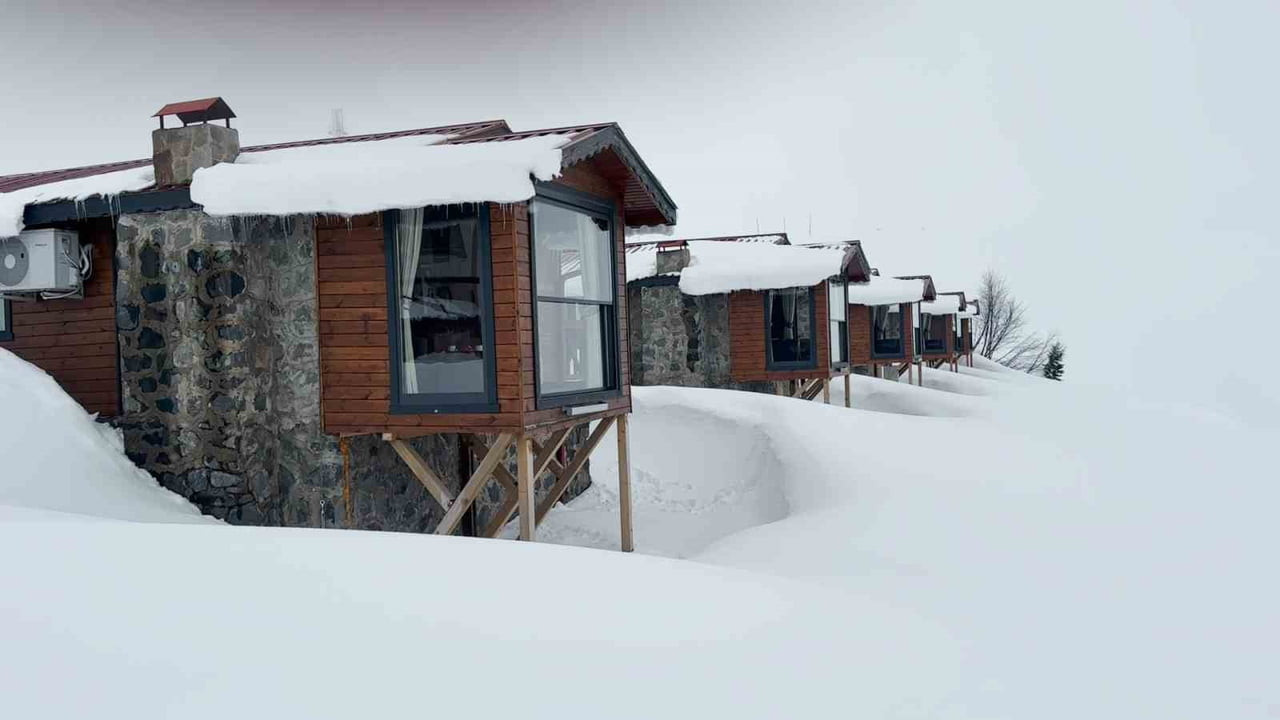 RİZE’DE NİSAN AYINDA YAĞAN KARLA BEYAZA BÜRÜNEN HANDÜZÜ YAYLASI KENDİSİNE HAYRAN...