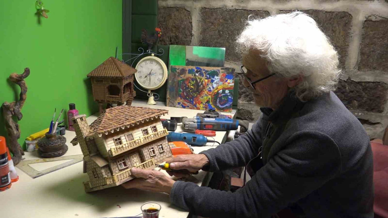 RİZELİ VATANDAŞ EMEKLİ OLANA KADAR YÜKLENDİĞİ YORGUNLUĞU MAKET EVLER YAPARAK HOBİSİ İLE TEDAVİ...