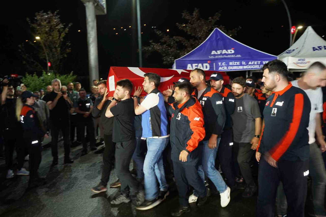 RİZE’NİN ÇAMLIHEMŞİN İLÇESİNDE FIRTINA DERESİ’NDE YÜRÜTÜLEN ARAMA-KURTARMA ÇALIŞMALARI SIRASINDA...