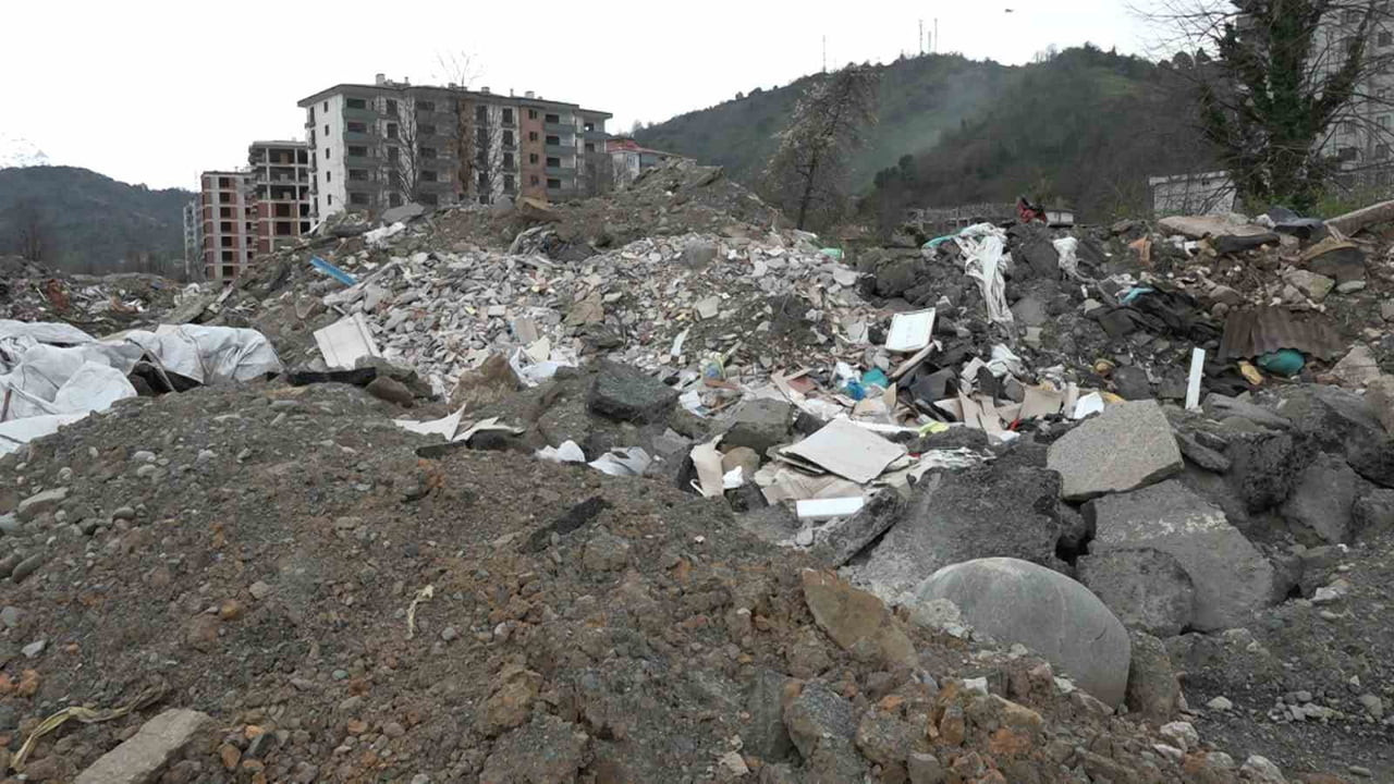 RİZE’NİN FINDIKLI İLÇESİNDE GERÇEKLEŞTİRİLEN VAHŞİ DEPOLAMA, KOKU VE PİS GÖRÜNTÜSÜYLE MAHALLE...