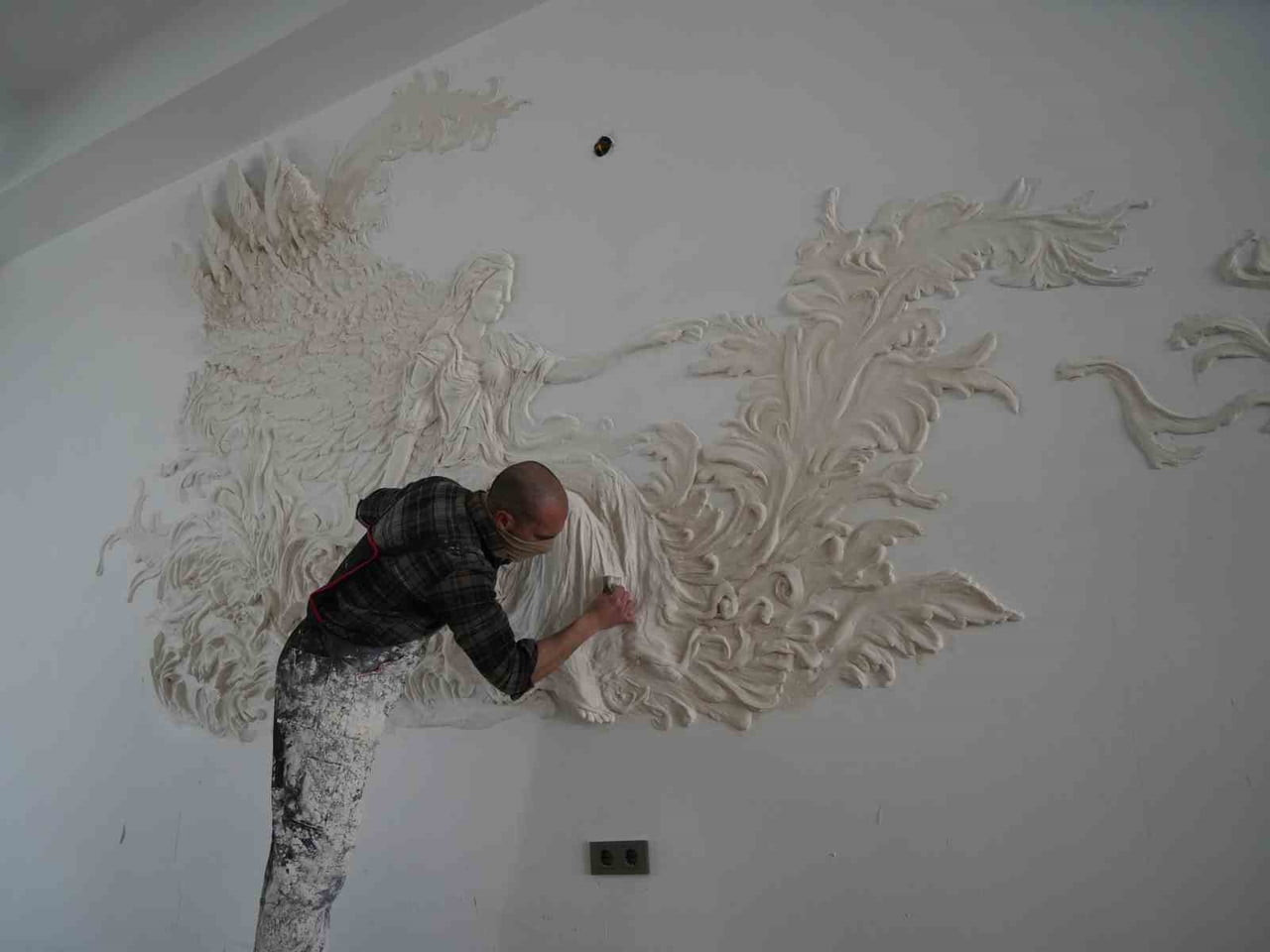 RÖLYEF TEKNİĞİYLE ÇALIŞAN KARAAHMETOĞLU, ÜÇ FARKLI UYGULAMA YÖNTEMİ BULUNDUĞUNU ANCAK KENDİSİNİN...