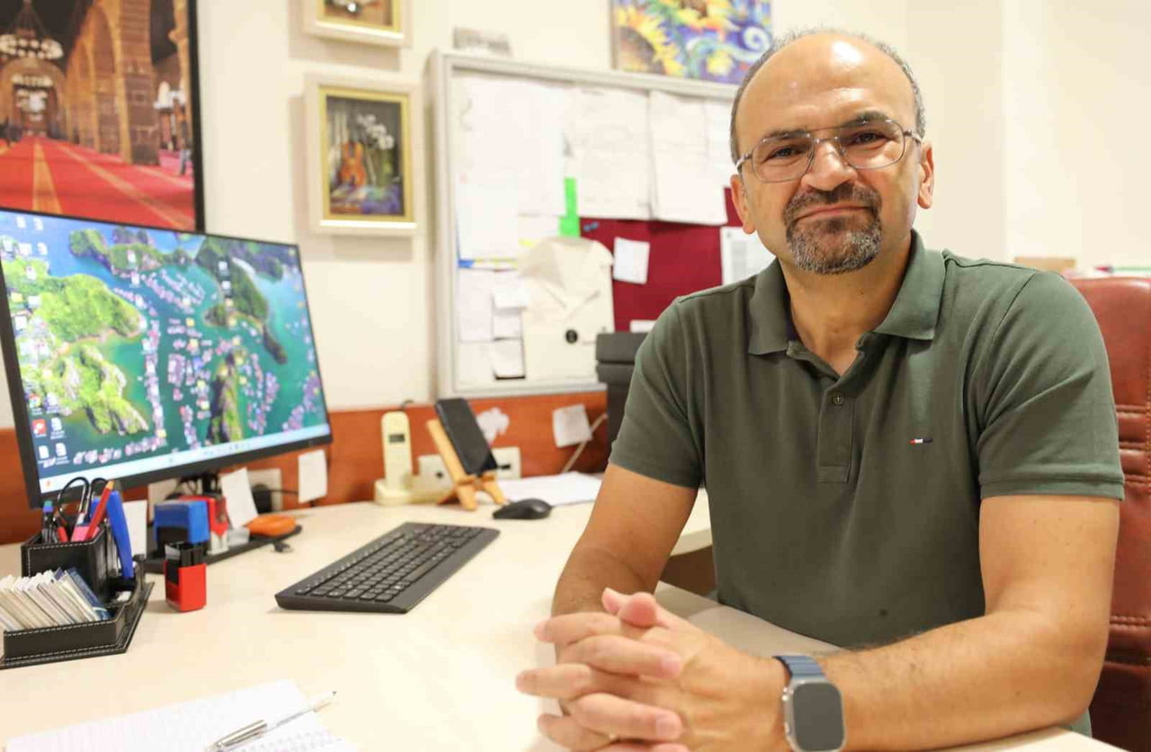 ROMATOLOJİ BİLİM DALI BAŞKANI PROF. DR. SÜLEYMAN SERDAR KOCA, "BEHÇET HASTALIĞININ DERİDEN GÖZE...