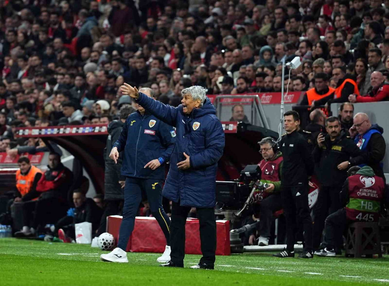 RUMEN TEKNİK DİREKTÖR MİRCEA LUCESCU, KALBİNDEKİ RİTİM BOZUKLUĞU NEDENİYLE TEDAVİ GÖRDÜĞÜ...