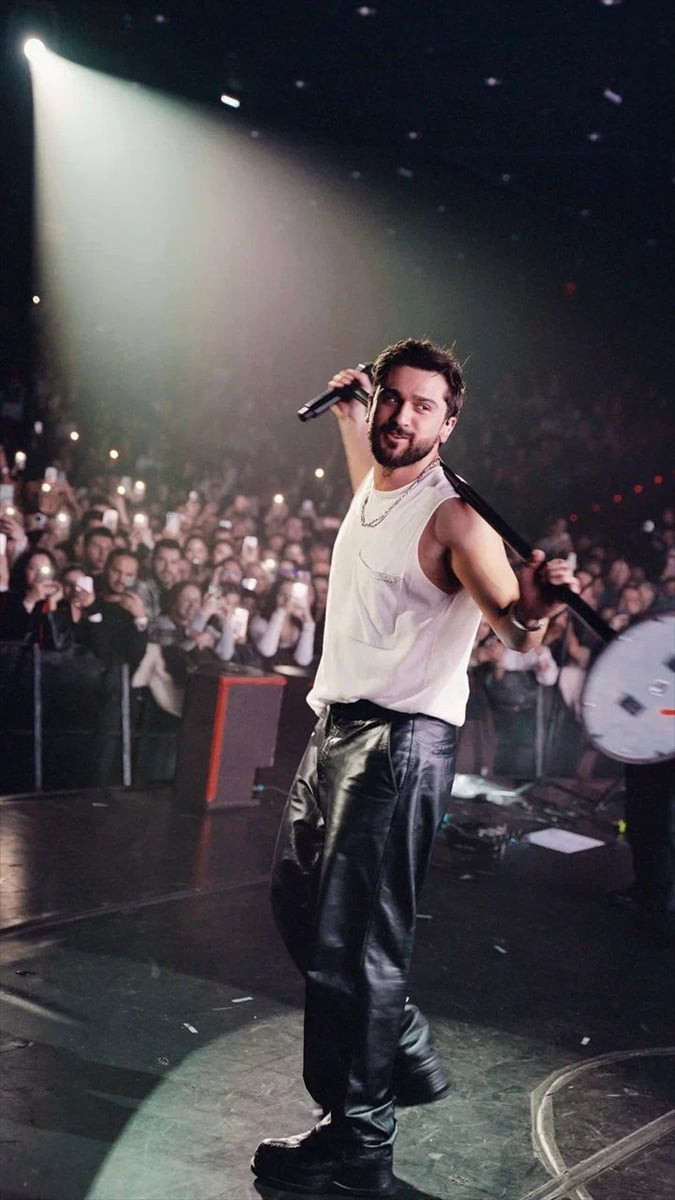 Rus şarkıcı ve şarkı yazarı Jony, Türkiye'deki ilk solo konserini Bostancı Gösteri Merkezi'nde...