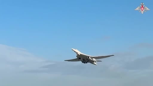 Rus stratejik Tu-160 bombardıman uçağı, NATO ülkesi Norveç sınırındaki Barents Denizi üzerinde 16...