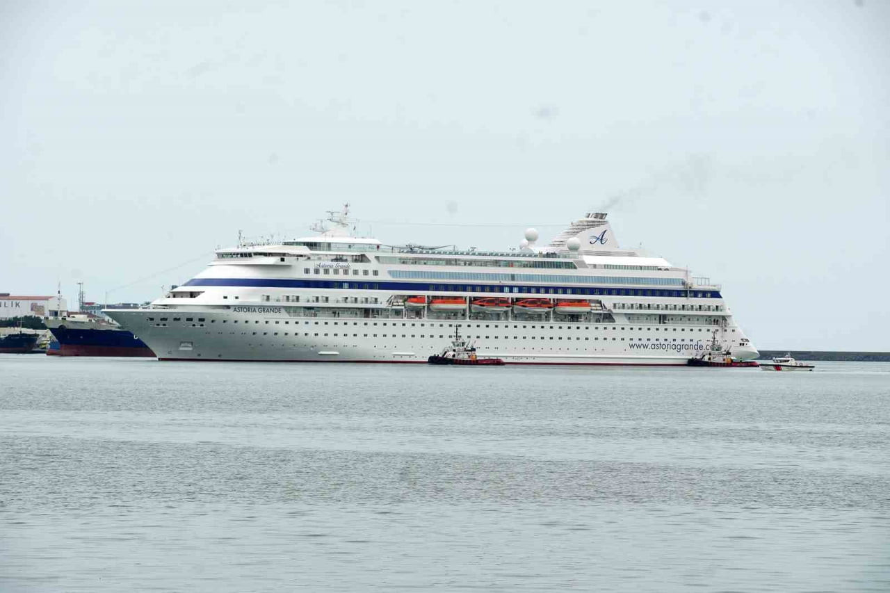 RUS TURİSTLERİ TAŞIYAN ASTORİA GRANDE SAMSUN’A DEMİRLEDİ.
