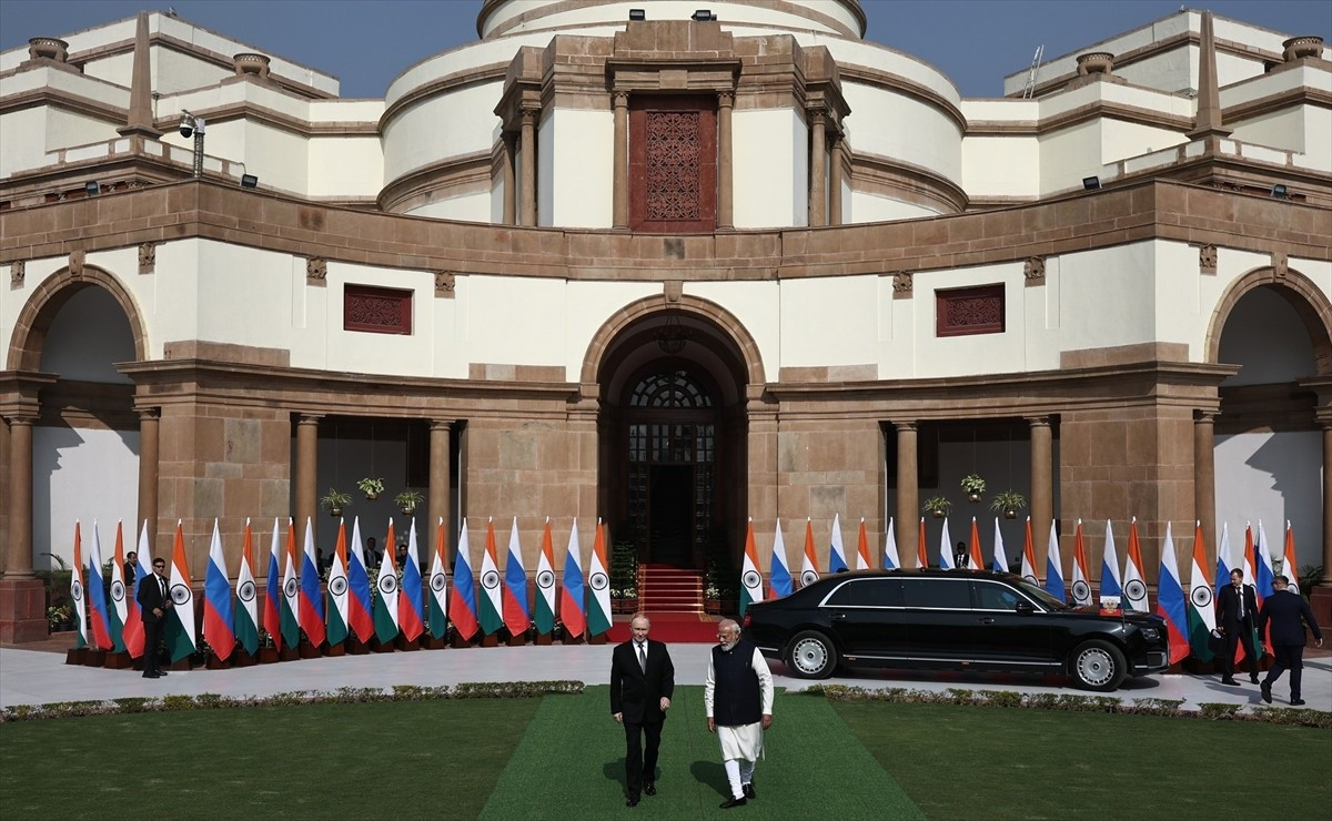 Rusya Devlet Başkanı Vladimir Putin (solda) ve Hindistan Başbakanı Narendra Modi (sağda)...