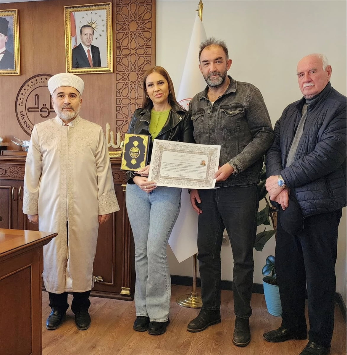 Rusya vatandaşı Alena Knaub (sol 2), Eskişehir İl Müftülüğünde düzenlenen törenle Müslüman olarak...