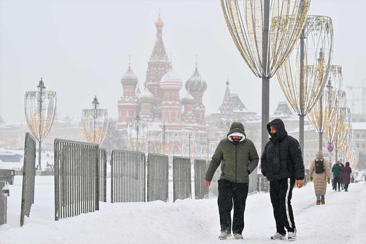 Rusya'nın başkenti Moskova'da kar etkili oldu. Moskova'da aralık sonunda başlayan kar yağışı, gece...