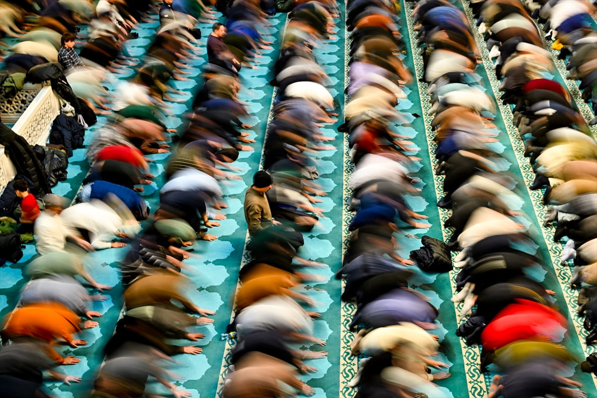 Rusya'nın başkenti Moskova'da Müslümanlar, ramazanın ilk teravih namazını kıldı. Moskova Merkez...