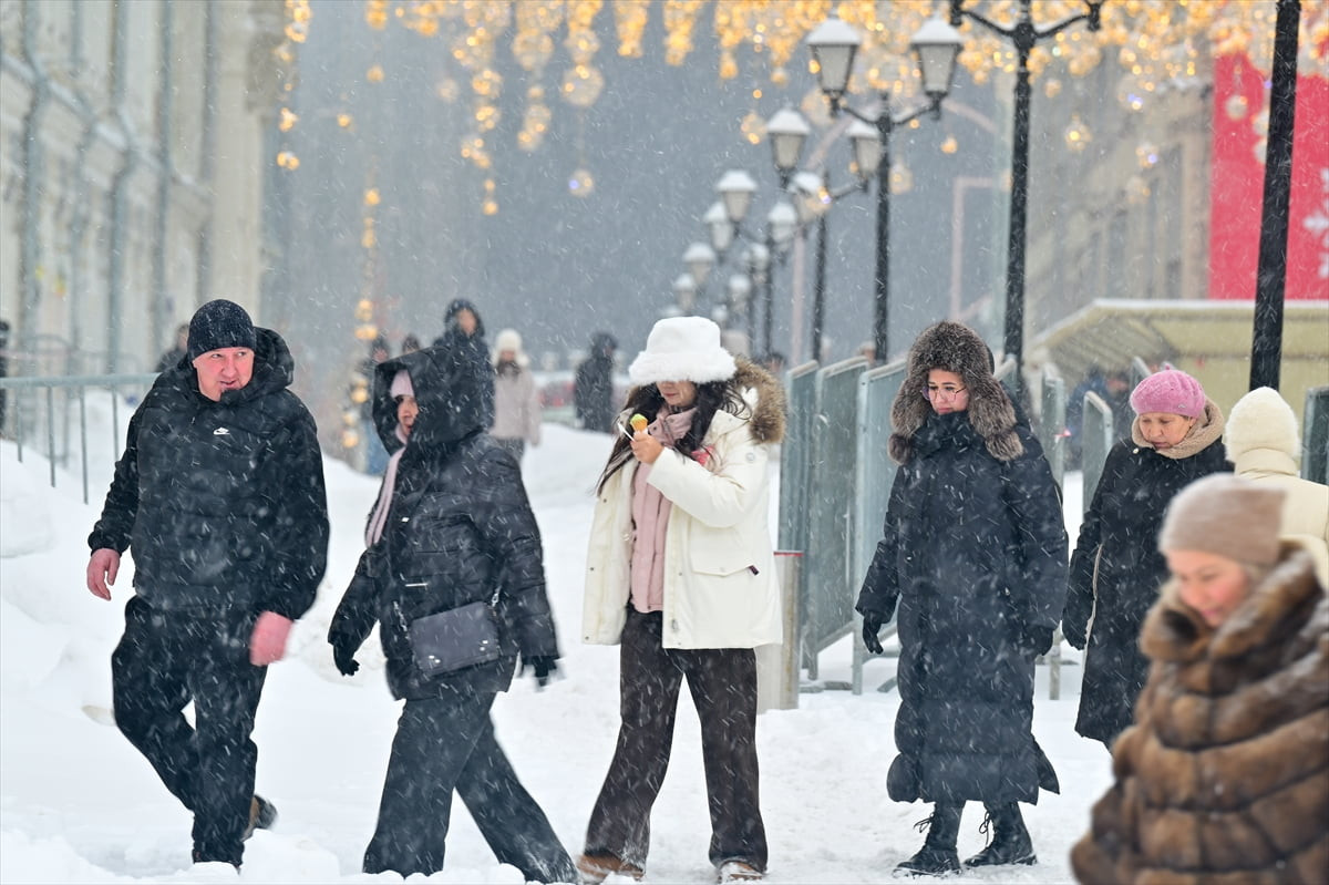 Rusya'nın başkenti Moskova'da yoğun kar yağışı hayatı olumsuz etkiledi. Moskova'da ocak başından...
