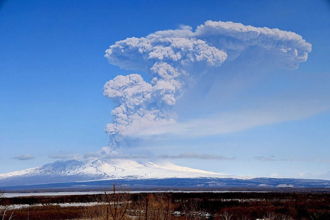 RUSYA'NIN EN AKTİF YANARDAĞI KONUMUNDAKİ KAMÇATKA'DAKİ ŞİVELUÇ YANARDAĞI, DENİZ SEVİYESİNDEN 11...