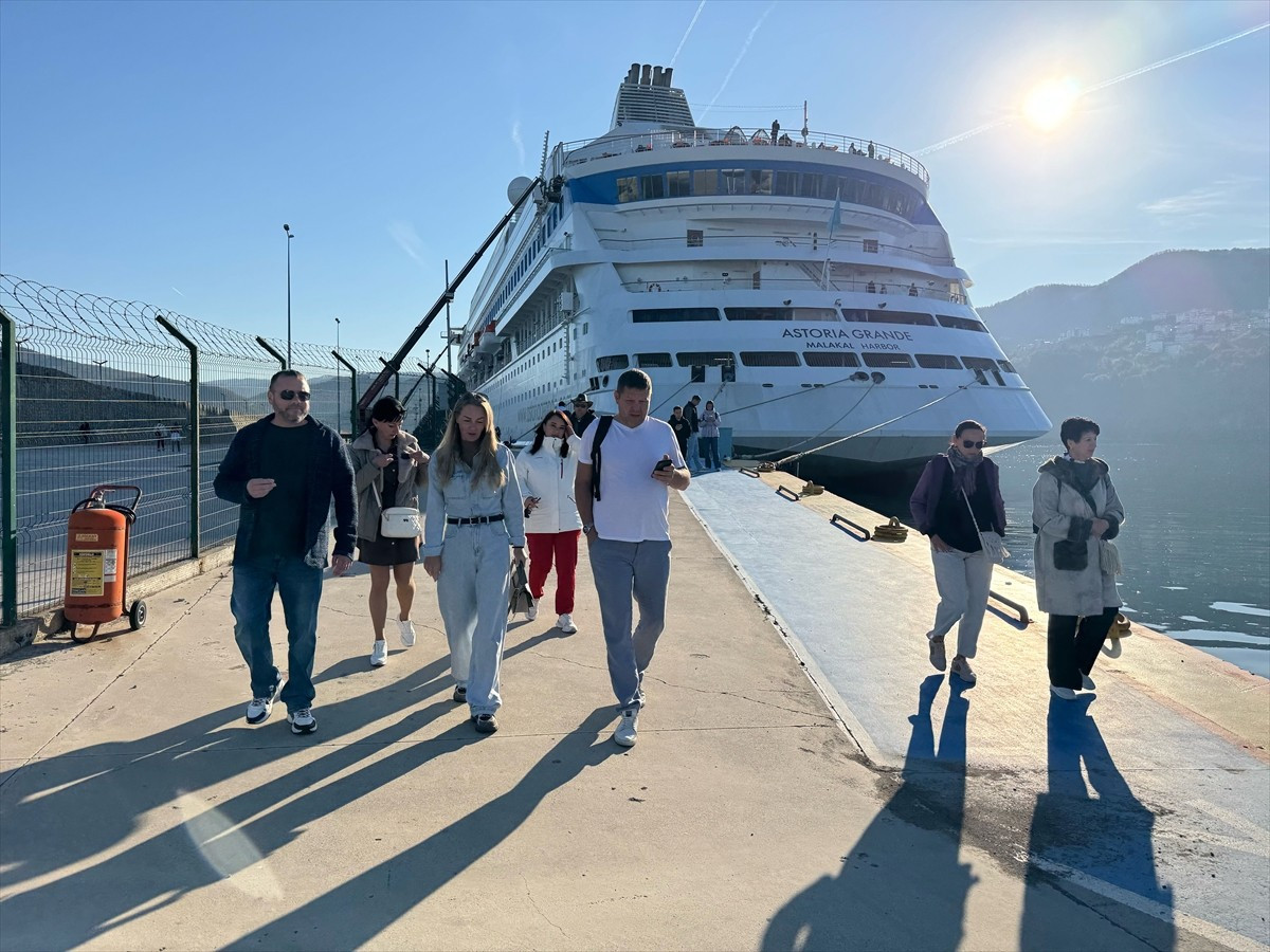 Rusya'nın Soçi kentinden hareket eden "Astoria Grande" adlı kruvaziyer, Amasra Limanı'na...