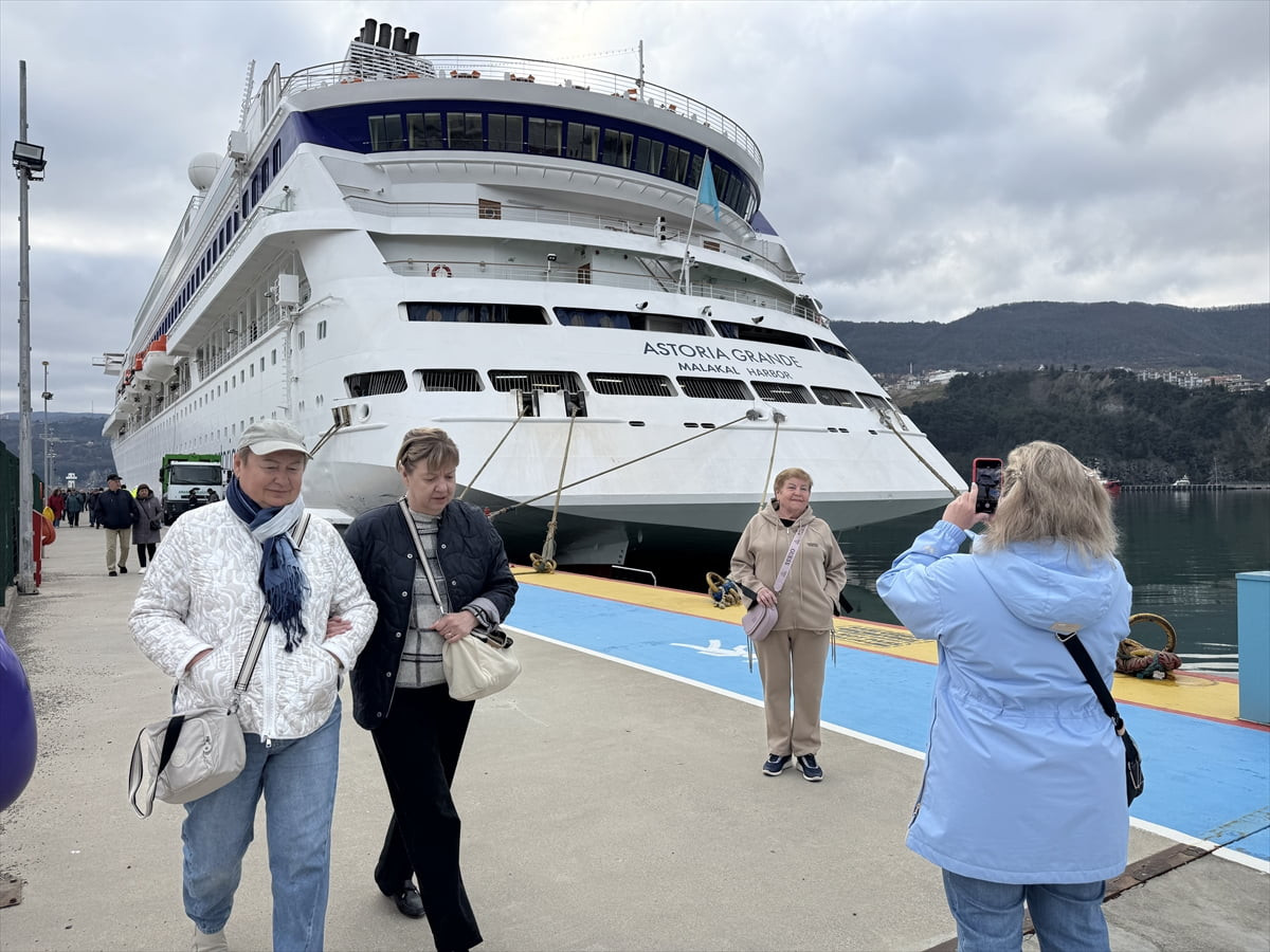 Rusya'nın Soçi kentinden hareket eden "Astoria Grande" adlı kruvaziyer, Amasra Limanı'na...