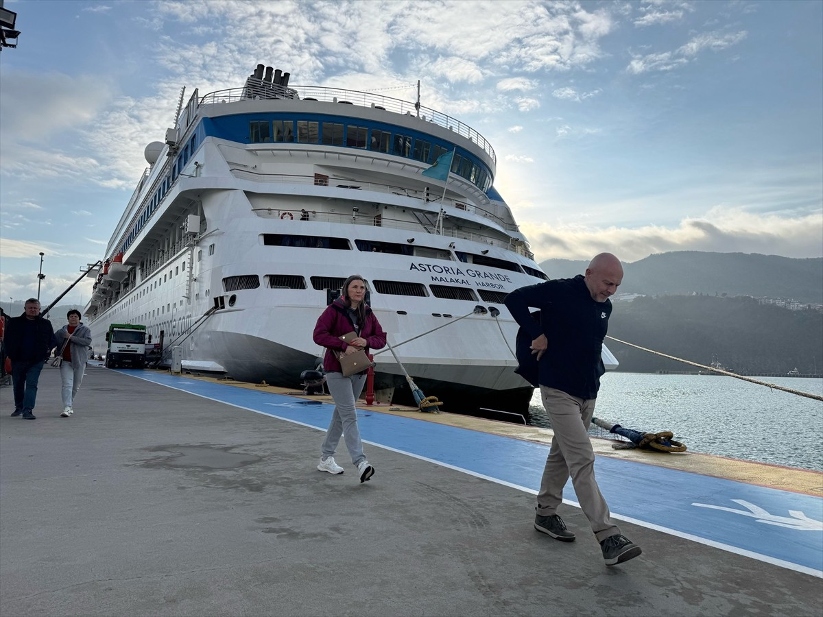 Rusya'nın Soçi kentinden hareket eden "Astoria Grande" adlı kruvaziyer, Amasra'ya 611 yolcu ve 444...