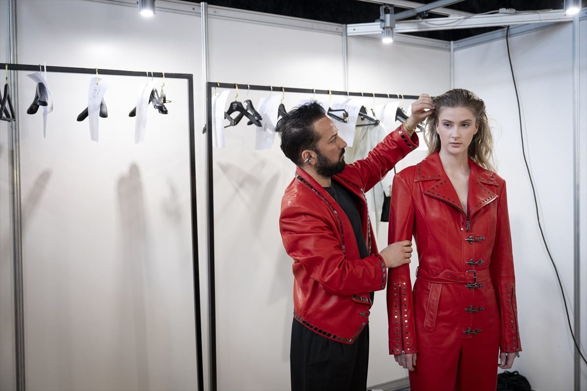 Rusya’da uluslararası ve yerli tasarımların sergilendiği Moskova Moda Haftası’nda düzenlenen...