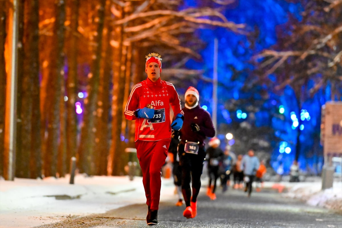 Rusya’nın başkenti Moskova’da binlerce kişi yeni yıla Ded Maroz (Noel Baba) kıyafetiyle eksi 15...